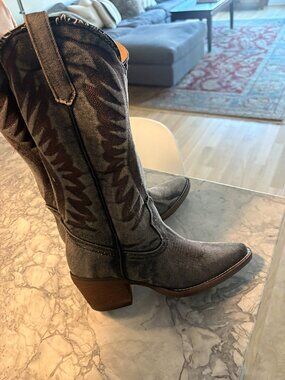 Brand New Steve Madden Albany Cowboy boots in black denim